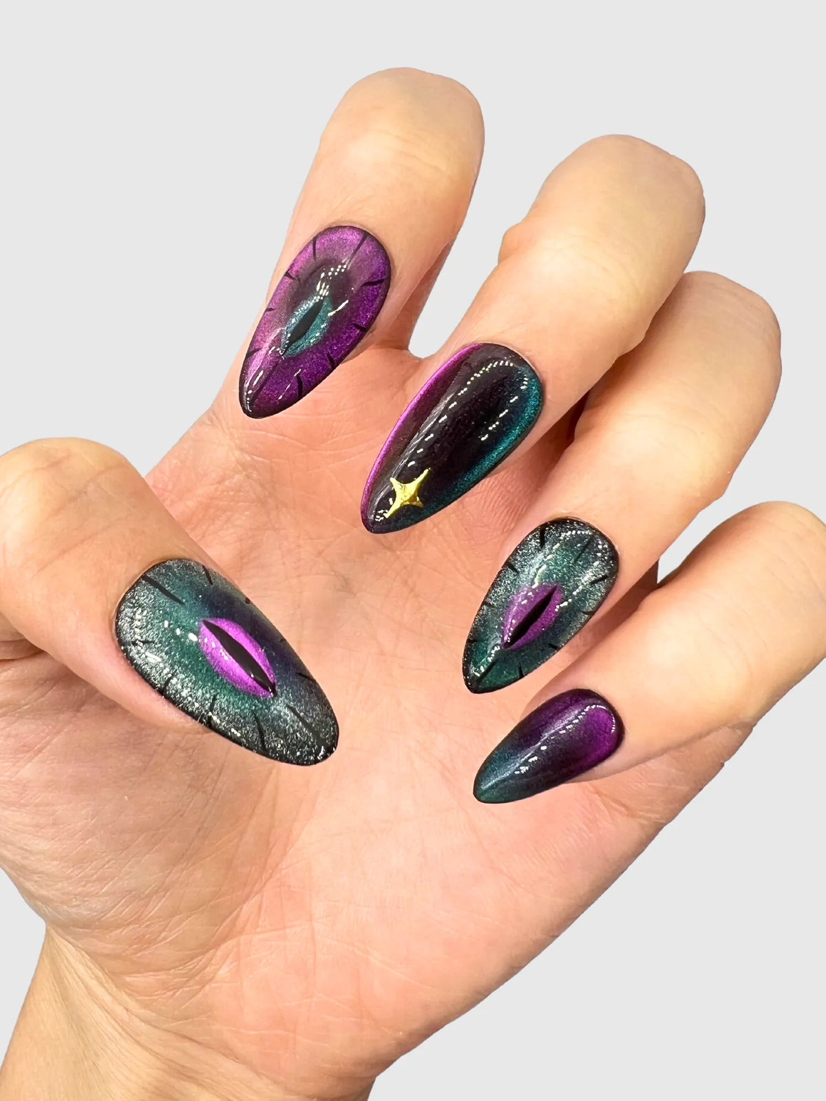 Snake Den Press On Nails - Mesmerizing & Durable Beauty